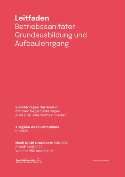 Rotes Deckblatt des Leitfadens für Betriebssanitäter (Grundausbildung und Aufbaulehrgang) der Sanitätsschule Nord mit weißer Schrift und Verweisen auf den DGUV Grundsatz 304-002 sowie die VBG-Anerkennung.