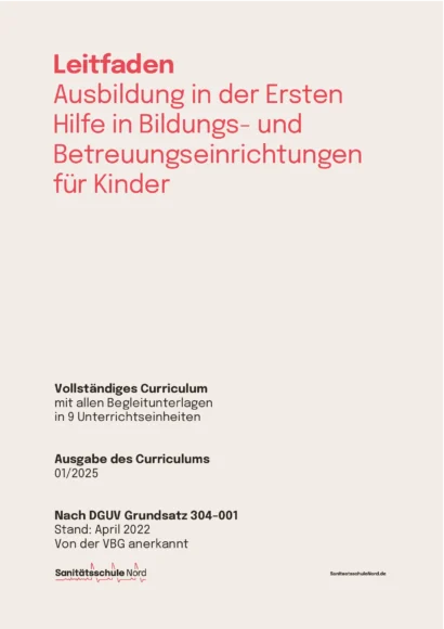 Helles, beigefarbenes Deckblatt des Leitfadens für die Ausbildung in der Ersten Hilfe in Bildungs- und Betreuungseinrichtungen für Kinder der Sanitätsschule Nord mit roter und schwarzer Schrift sowie Verweisen auf den DGUV Grundsatz 304-001 und die VBG-Anerkennung.