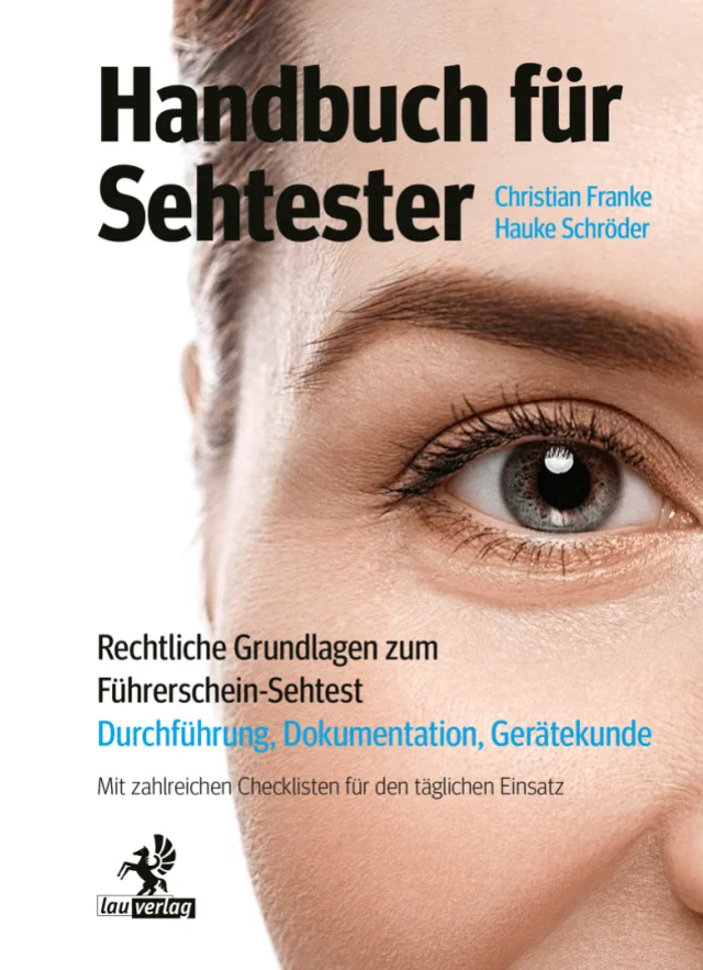Cover des Buches „Handbuch für Sehtester“ von Christian Franke und Hauke Schröder aus dem Lau Verlag mit der detailreichen Nahaufnahme eines menschlichen Auges, weißem Hintergrund und Hinweistexten zum Führerschein-Sehtest.